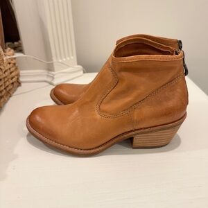 Women’s Sofft Aisley boots, color Carmel size 6